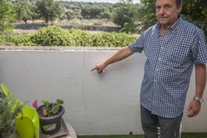 Juan Sáez, vecino del residencial Arizónica, señala una grieta en su casa.