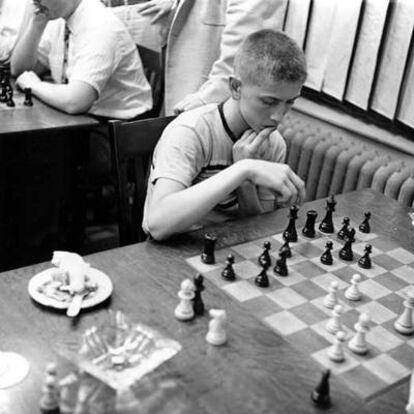 Fischer, a los 14 años, en 1957, durante una partida en el club de ajedrez de Manhattan.