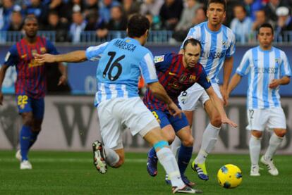 Iniesta, ante Camacho, en el Málaga-Barcelona del pasado domingo.