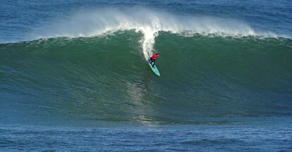 Óscar Gómez, uno de los descubridores de este sitio, surfeando una ola.