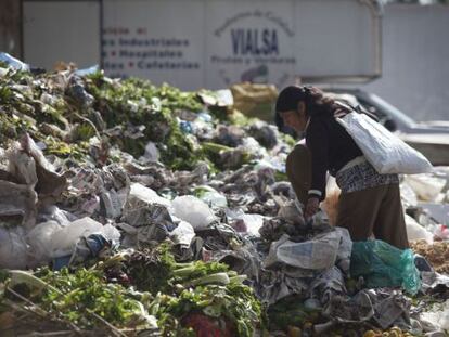 Mulher busca restos de alimentos na Cidade do México.