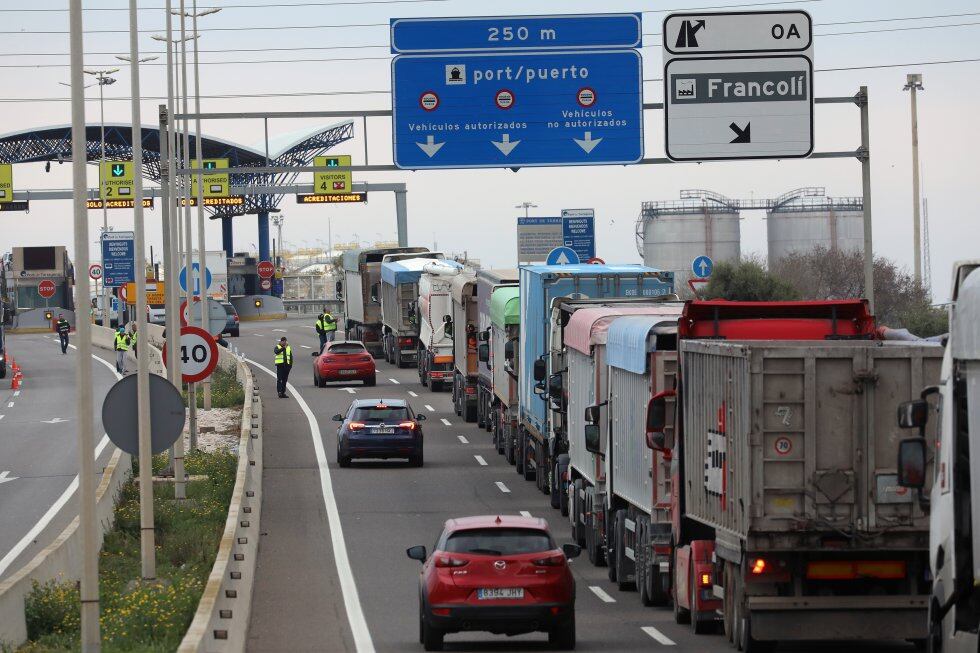 Un centenar de transportistas han participado este miércoles en piquetes informativos en los diferentes accesos de los puertos de Barcelona y Tarragona.