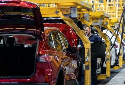 Trabajadores en la fábrica de Ford en Almussafes (Valencia), en octubre de 2022.