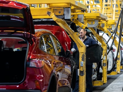 Un operario en la planta de Ford en Almussafes (Valencia).