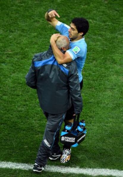 Suárez se abraza con el fisioterapeuta de Uruguay