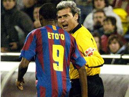 Esquinas Torres intenta disuadir a Eto'o de que abandone el campo.