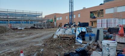 Una imagen de enero del Colegio Público Gabriela Morreale de Leganés en obras. / FAPA