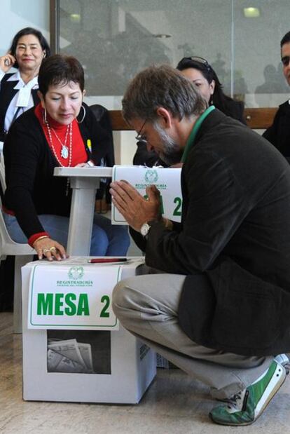 El candidato verde, Antanas Mockus, deposita su voto en Bogotá.