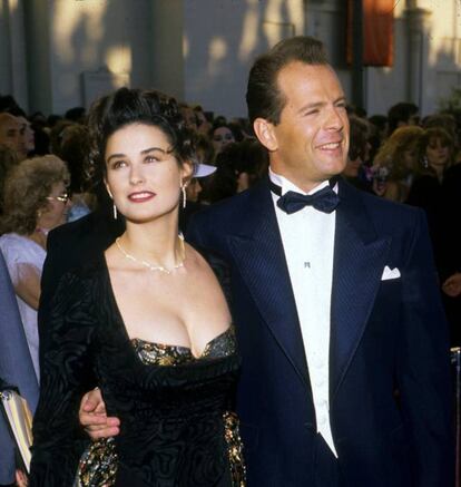 <p>Demi Moore y Bruce Willis eran una de las parejas más sólidas de Hollywood, y a muchos cogió por sorpresa el anuncio de su separación en el año 2000 tras 13 años de matrimonio. Decididos a mantener una buena relación por el bien de sus tres hijas, Rumer, Scout y Tallulah, se mantuvieron tan cercanos a ojos de todo el mundo que los rumores sobre una nueva boda les persiguieron durante años. </p> <br> <p> <p> Nunca más lejos de la realidad, el actor fue uno de los invitados de la boda de su exmujer con Ashton Kutcher en 2005. Luego se les ha visto compartir alfombras rojas en sus respectivos estrenos, y apoyar entre el público a su hija mayor durante su participación en el programa ‘Dancing with the Stars’ (algo así como el ‘¡Mira quién baila!’ de la televisión estadounidense).</p> <br> <p>