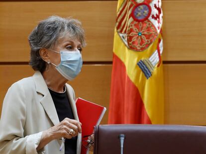 Rosa María Mateo, a su llegada a la comisión parlamentaria.