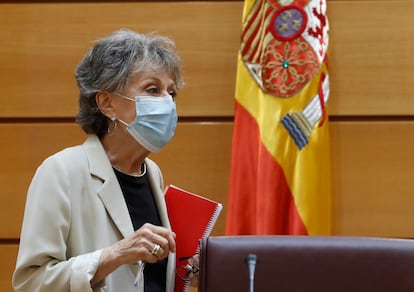 Rosa María Mateo, a su llegada a la comisión parlamentaria.