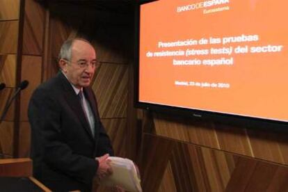 El gobernador del Banco de España, Miguel Fernández Ordóñez, en la rueda de prensa de ayer.