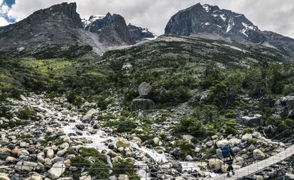 Una excursionista durante el trekking W en el parque nacional Torres del Paine, en la Patagonia chilena.