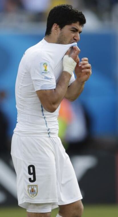 Luis Suárez se agarra la dentadura.