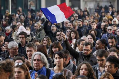 La bandera francesa es hondeada durante el minuto de silencio celebrado en la ciudad francesa de Lion.