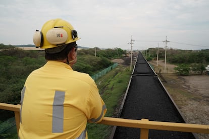 Un ingeniero de Carbones del Cerrejón supervisa los contenedores de carbón que son transportados para su exportación, en Albania, Colombia