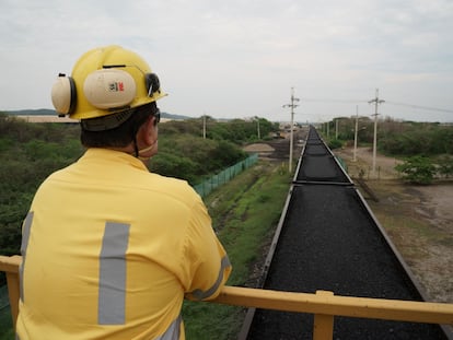 Un ingeniero de Carbones del Cerrejón supervisa los contenedores de carbón que son transportados para su exportación, en Albania (Colombia).