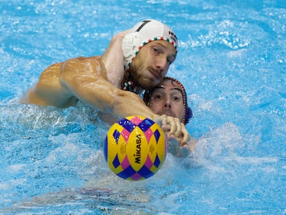 Miguel De Toro y el húngaro Gergo Zalanki pugnan por la pelota durante la semifinal.