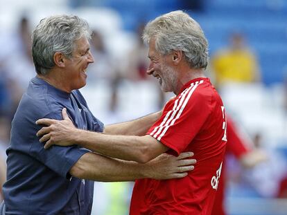 Santillana y Breitner se saludan y recuerdan <b><i>su</b></i> Madrid de los años setenta.