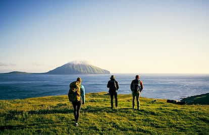 Menos de 50.000 personas y 80.000 ovejas comparten las 18 islas que componen las <a href="https://www.islasferoe.org /" target="_blank">Feroe</a>, un archipiélago danés del Atlántico Norte, entre Escocia e Islandia, con paisajes tan impactantes como la cascada de Gásadalur, en un acantilado sobre el mar. Un territorio que asombra con su naturaleza rotunda, su pausado ritmo de vida y la cultura nórdica más tradicional, heredera de sus antepasados vikingos y resumida en el término feroés 'hugni', algo así como calidez hogareña.
