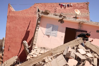 Un hombre inspecciona los daños causados en un edificio, en Amizmiz. 