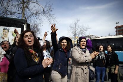 Manifestación por la igualdad y contra el Gobierno turco en Estambul, este domingo.