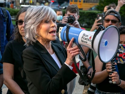 La actriz Jane Fonda en una protesta en la que critica la participación del presidente estadounidense Joe Biden en la recepción de donaciones de grandes corporaciones y la falta de mejores políticas de energía verde, mientras Biden visita Nueva York, en Nueva York, el 10 de mayo de 2023.