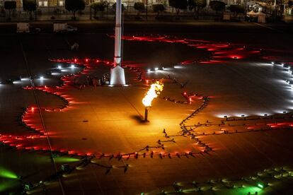 Un pebetero con fuego ilumina el centro de la plaza central de El Zócalo, en Ciudad de México.