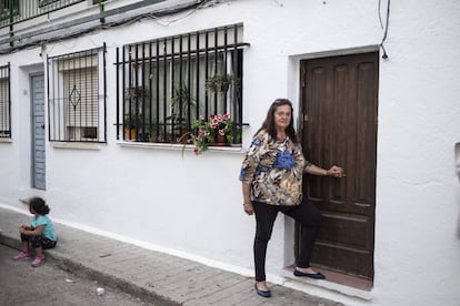 Gloria Casado, de 58 años, en la puerta de la casa donde tiene alquilada una habitación junto a su marido. “Aquí hay mucho trabajo”, dice Casado, que ha retornado tras vivir cuatro años en el municipio de Parla, al sur de Madrid, donde abunda la vivienda barata pero no el empleo.