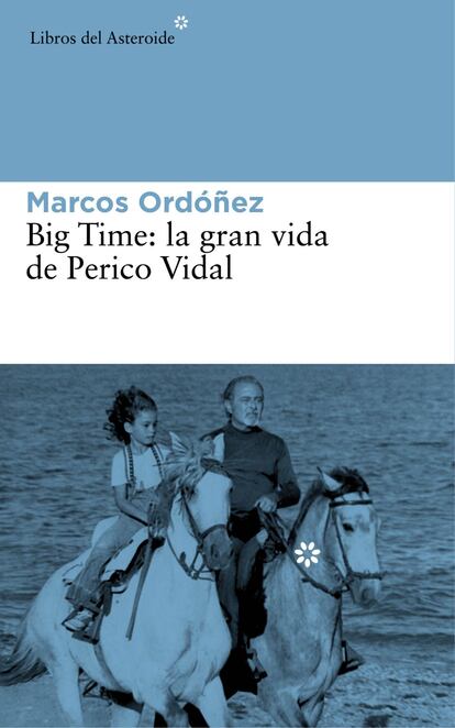 Perico Vidal, nacido en Barcelona en 1999 y fallecido a los 84 años en Madrid, fue una especie de navaja suiza del cine de Hollywood en España: lo mismo trabajaba de ayudante de dirección con Orson Welles y Mankiewicz que convencía a Robert Mitchum para que volviese al plató tras una bronca con David Lean. En 'Big Time', Marcos Ordóñez traza un perfil del gran Perico, pero dándole voz, hasta el punto de que el lector llega a olvidarse de que tras el monólogo de Vidal está el propio Ordóñez obrando como ventrílocuo.