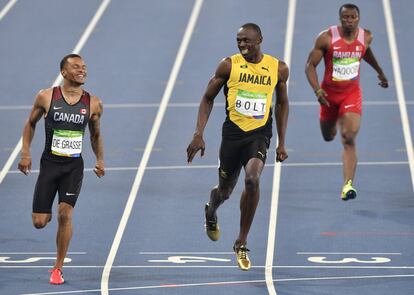 El jamaicano Usain Bolt y el canadiense Andre de Grasse compiten en la semifinal de 200 metros lisos. 