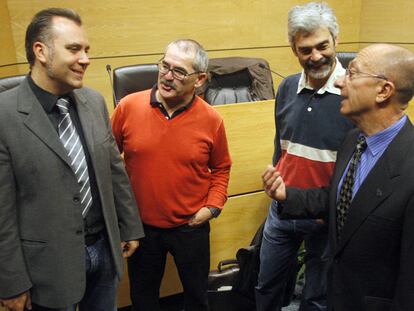 De izquierda a derecha, el director de Inmigración, Miguel Ángel González, los sociólogos Xabier Aierdi y José Antonio Oleaga y el vicerrector del campus de la UPV en Vizcaya, Carmelo Garitanoandia, conversan antes de presentar el último Barómetro sobre inmigración.