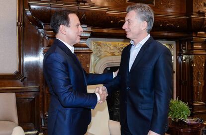El presidente Mauricio Macri y el alcalde de São Paulo, João Doria, se saludan en la Casa Rosada en Buenos Aires.