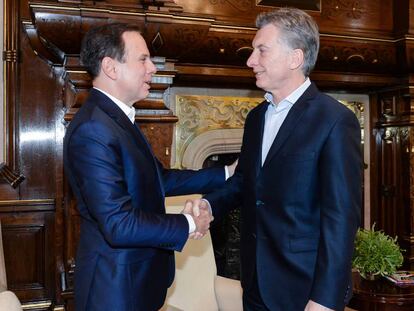 El presidente Mauricio Macri y el alcalde de S&atilde;o Paulo, Jo&atilde;o Doria, se saludan en la Casa Rosada en Buenos Aires.