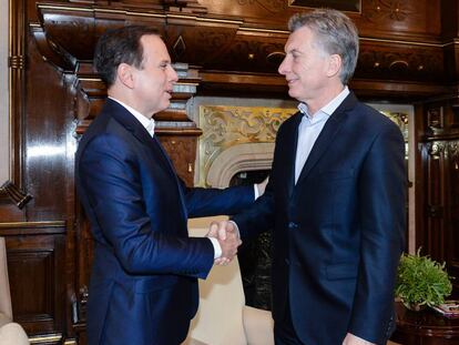 El presidente Mauricio Macri y el alcalde de S&atilde;o Paulo, Jo&atilde;o Doria, se saludan en la Casa Rosada en Buenos Aires.