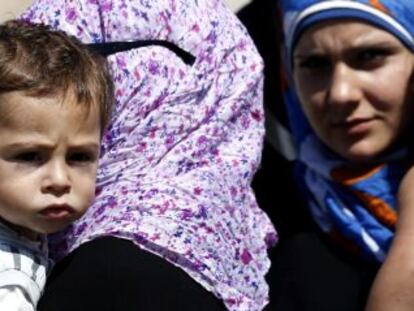 Una familia de sirios refugiados cruza la frontera con Turquía.