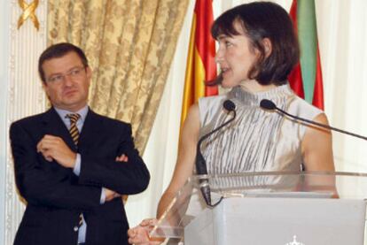 Ignasi Guardans y Ángeles González-Sinde, en la entrega del Premio Nacional a Maribel Verdú en septiembre de 2009 en Donostia.