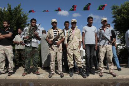 Desfile de combatientes rebeldes en Misrata para celebrar la victoria sobre el régimen de Gadafi, el pasado 27 de octubre.