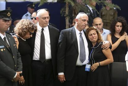 Nechemia 'Chemi' (c-i) y Yoni (c-d) Peres, hijos del expresidente israelí y premio Nobel de la Paz, Simón Peres, durante el funeral celebrado en el cementerio del Monte Herzl, en Jerusalén.