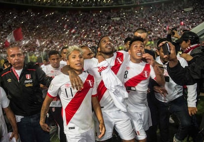 Ruidiaz, Farfán y Cueva celebran la victoria.