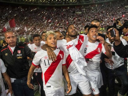 Ruidiaz, Farfán y Cueva celebran la victoria.