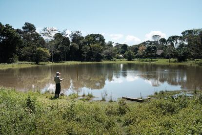 El guardaparques Ciro Gonzales realizando el monitoreo del nivel de agua de la laguna de San José de Uchupiamonas.