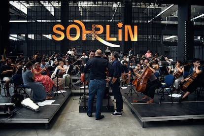 Domingo Snchez y Antonio Banderas, en una foto de promocin en un ensayo en Sohrlin con la orquesta  Sinfnica Pop del Soho.