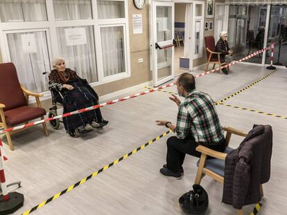 En primer término, Gabriel Montes visita a su madre, Vicenta Martín, en la residencia Concesol, en Madrid.