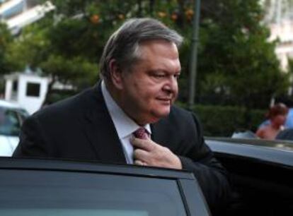 El lder del socialdemcrata Pasok, Evngelos Venizelos, sale de la mansin Maximos en Atenas, Grecia. EFE/Archivo