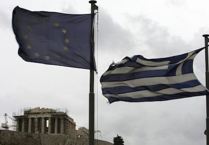 Bandera griega (d) ondeando junto a la de la Unión Europea frente al templo del Partenón, en Atenas. EFE/Archivo