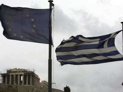 Bandera griega (d) ondeando junto a la de la Uni&oacute;n Europea frente al templo del Parten&oacute;n, en Atenas. EFE/Archivo