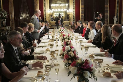 El Rey pronuncia unas palabras de despedida en el almuerzo con el Gobierno saliente en el Palacio Real.