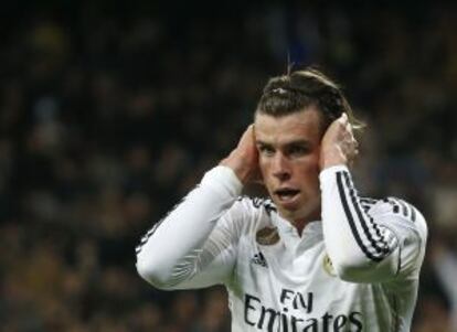 Bale celebra un gol tapándose los oídos.