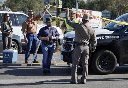 Oficiales colocan una barricada cerca la iglesia bautista de Sutherland Springs, Texas, después del tiroteo masivo.